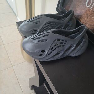 Adidas Yeezy Foam runners “ Onyx” Black size 5 in mens.